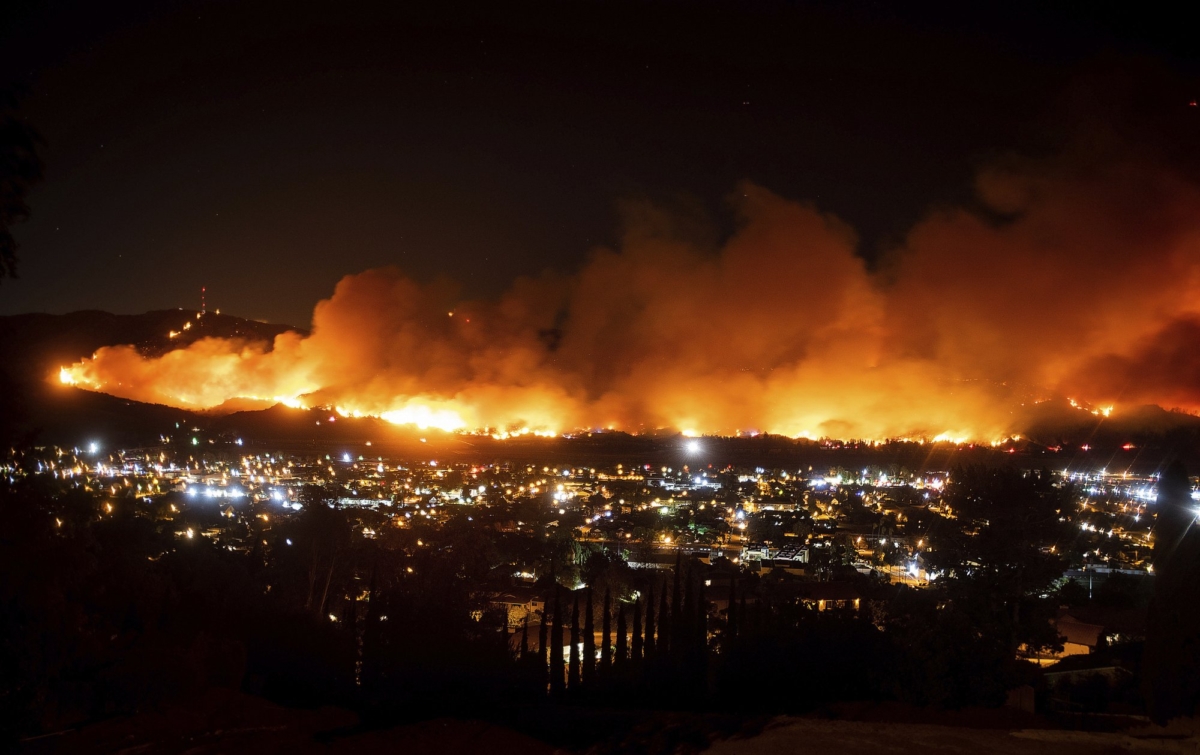 Smoke from the Maria Fire billows above Santa Paula, Calif., on Oct. 31, 2019. (Noah Berger/AP Photo)