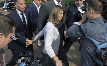 Attorneys for Lori Loughlin and Husband Say Government ‘Appears to Be Concealing’ Evidence