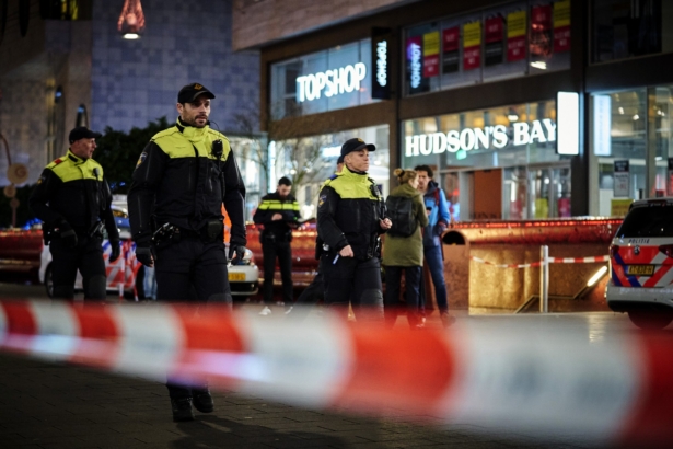 Dutch police secure a shopping street after a stabbing incident in the center of The Hague, Netherlands, on Nov. 29, 2019. (Phil Nijhuis/AP Photo)