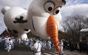 Strong Winds Don’t Stop the Balloons From Flying in Macy’s Thanksgiving Day Parade