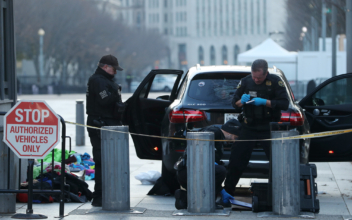 Unauthorized Vehicle Attempts to Sneak Into White House, Driver in Custody