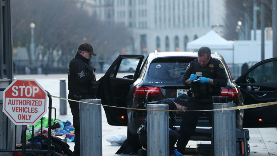 Unauthorized Vehicle Attempts to Sneak Into White House, Driver in Custody