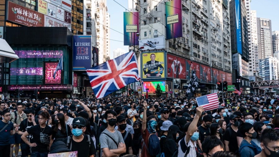 Hong Kong in Chaos After Police Break up Protests With Tear Gas