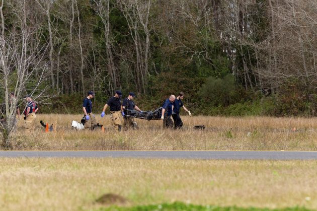 Authorities investigate the scene after a small plane crashed into the parking lot of a post office in Lafayette, La., Saturday, Dec. 28, 2019. Several people died in the crash (Scott Clause/The Lafayette Advertiser/Associated Press)
