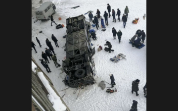 19 Dead in Siberia After Bus Plunges Onto Frozen River
