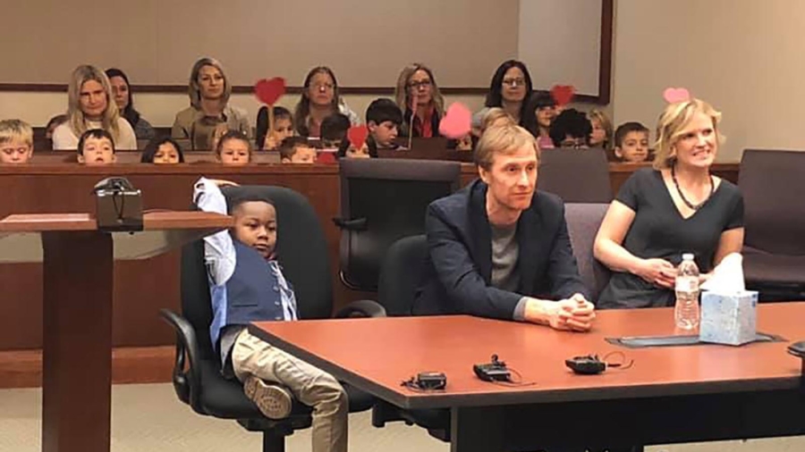 5-Year-Old Boy’s Entire Kindergarten Class Show Up for His Adoption Hearing