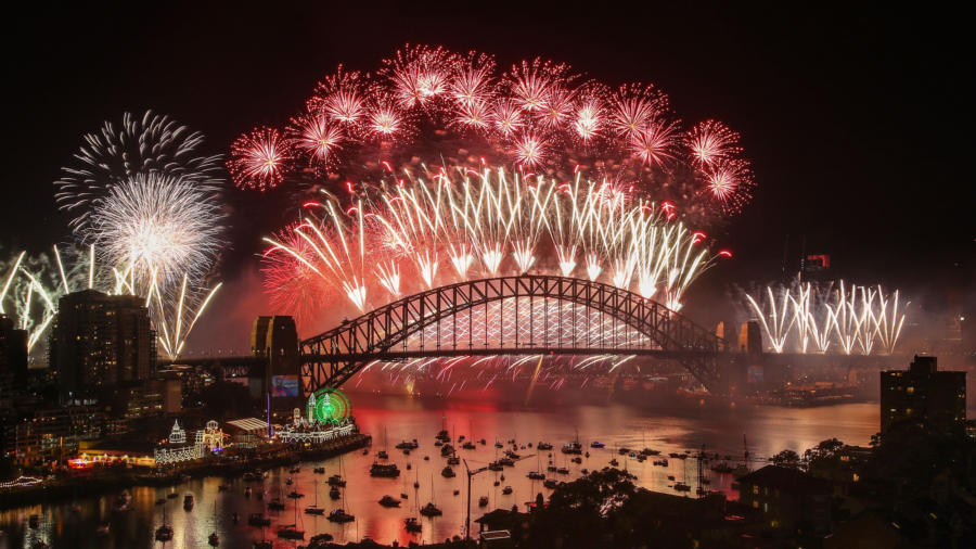 NYE Revellers Set Up Early in Sydney to Ring in 2020