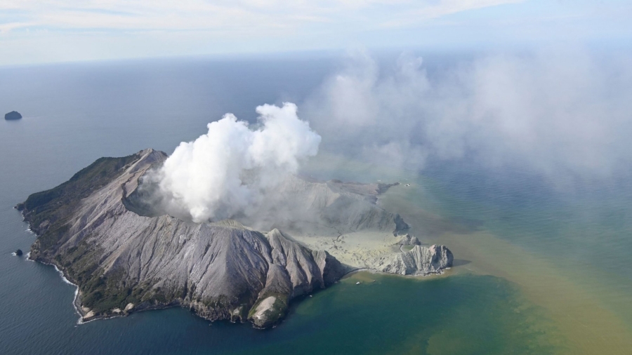 New Zealand Recovers 6 Bodies From Volcanic Island, Prepares Airlift