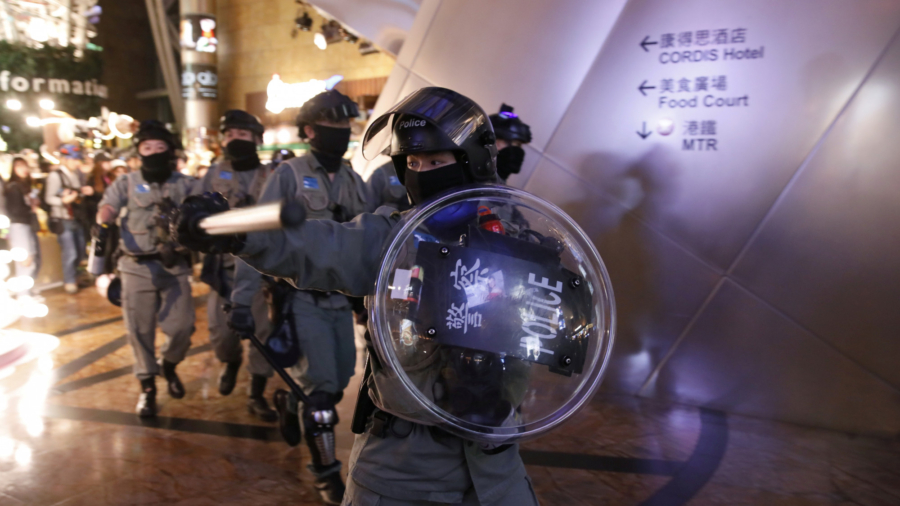 Hong Kong Marchers Target Malls in Third Day of Christmas Protests