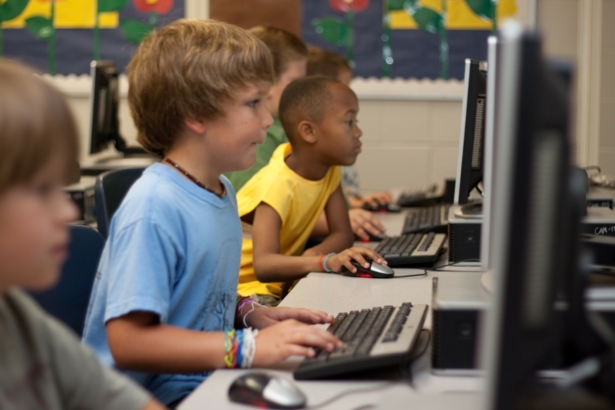 Stock photo of students working on the computer. (Pixabay)