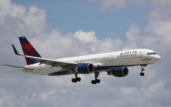 Delta Plane Slides Off Taxiway at Green Bay Airport