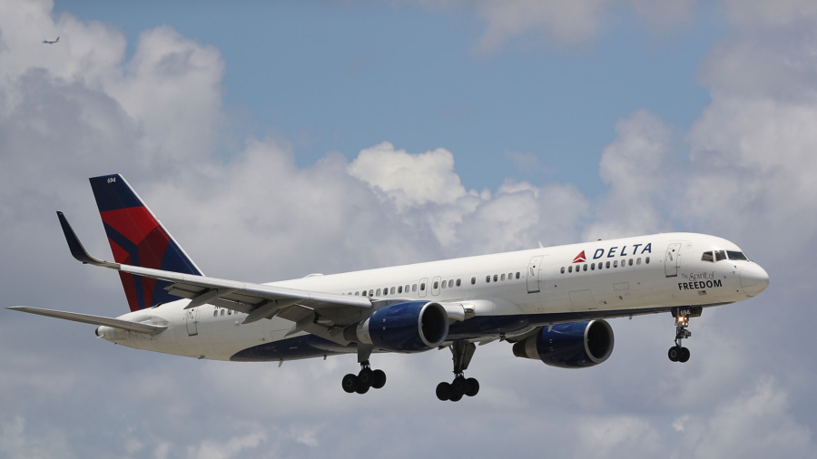 Delta Plane Slides Off Taxiway at Green Bay Airport