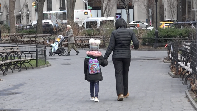 Mother and child walk at Madison Square Park on Jan. 16, 2020. (Don Tran/NTD)