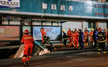 Bus Falls Into Sinkhole in Northwestern China, 6 Dead