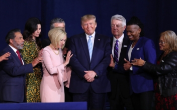 Trump Highlights Aid to Faith in Speech to Evangelicals, Promises Action on In-school Prayer
