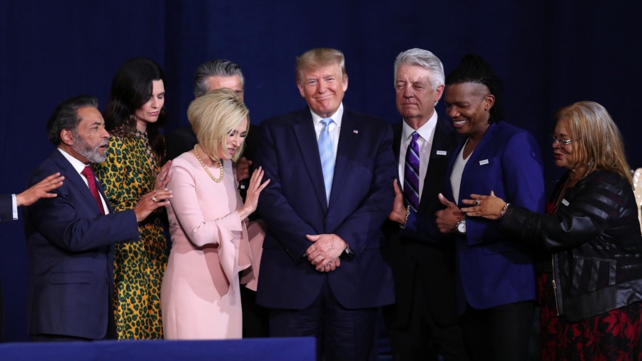 Trump Highlights Aid to Faith in Speech to Evangelicals, Promises Action on In-school Prayer