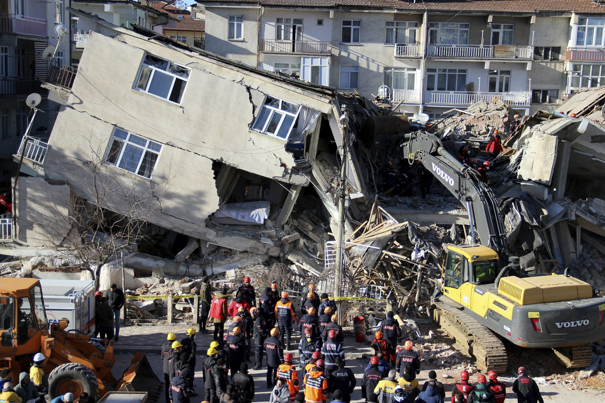 Death Toll Stands at 22 in Turkish Earthquake; 1,000 Hurt NTD