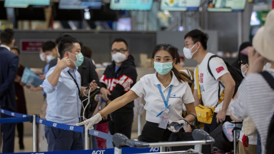China in Focus (May 3): Tourists Pack Chinese Sites During Holiday