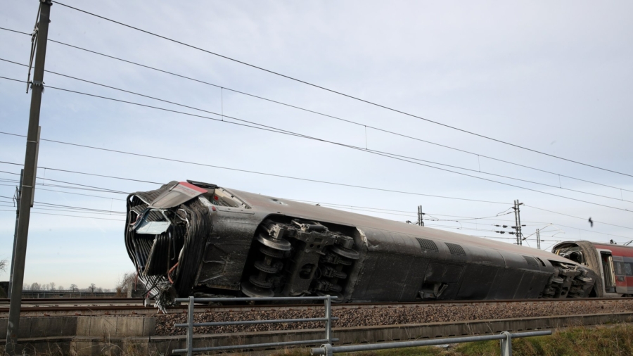 High-Speed Train Derails in Italy; 2 Railway Workers Killed