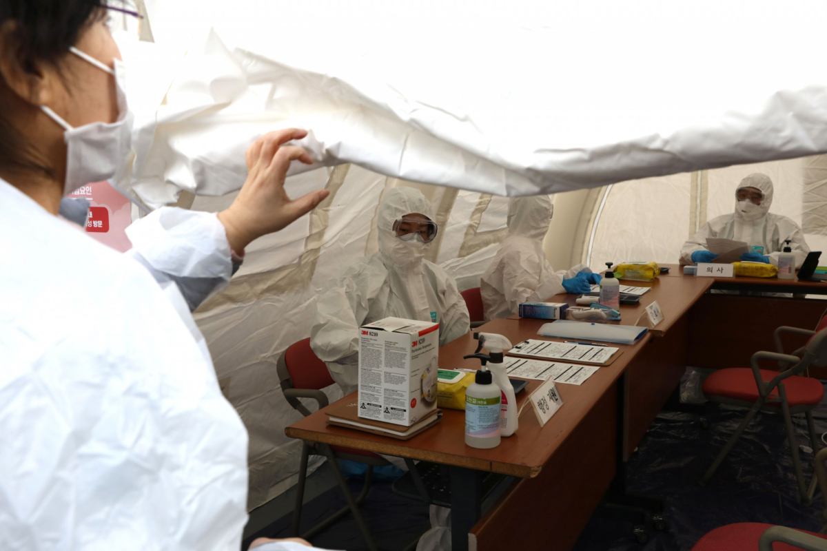 Medical officials waiting for people who want to be tested for the novel coronavirus at Myeongdong shopping district in Seoul, South Korea, on Jan. 31, 2020. (Chung Sung-Jun/Getty Images)