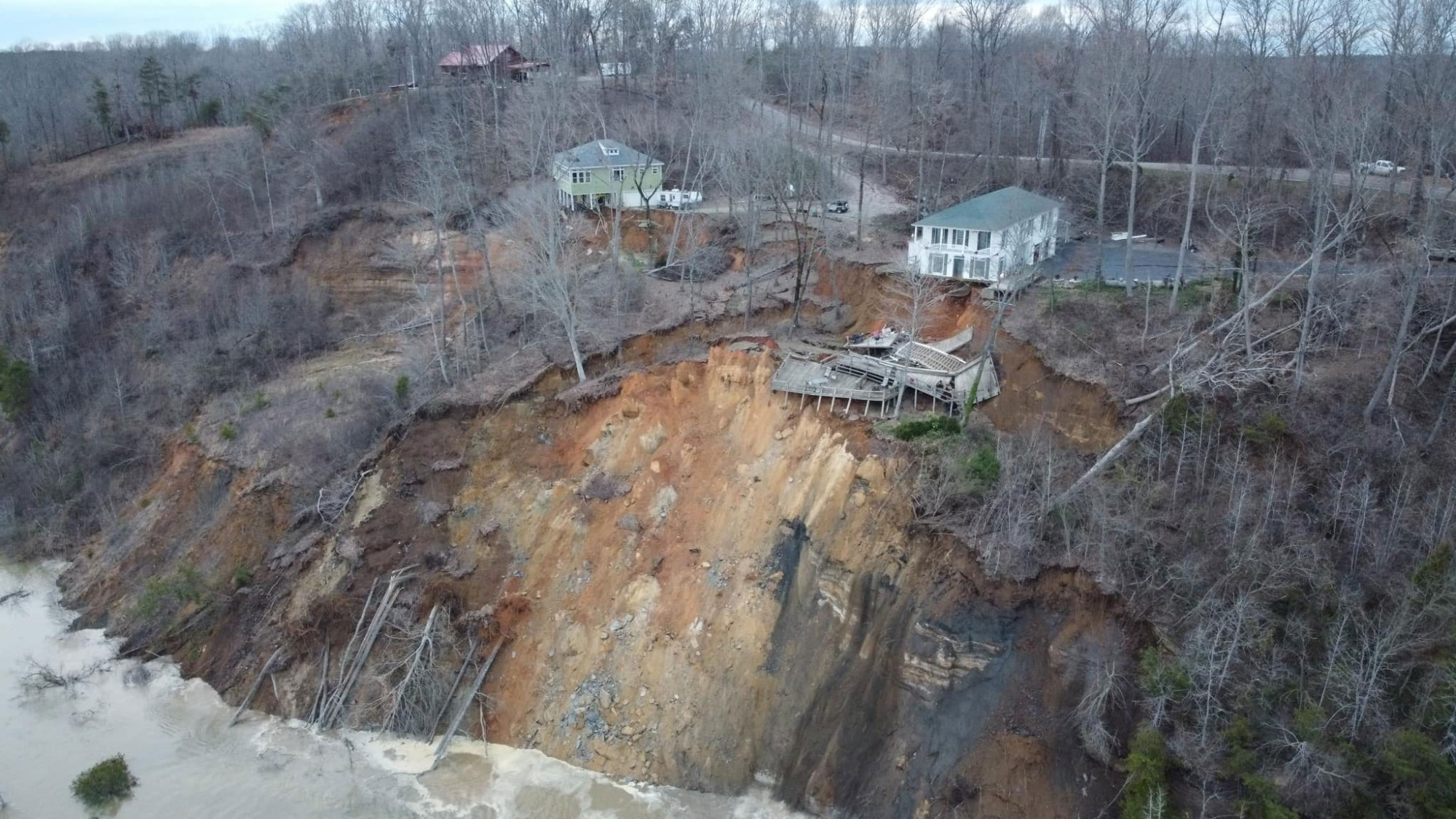 2 Homes Collapse in Landslide Along Tennessee River