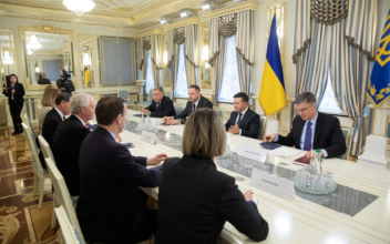 US Senators Meet Zelensky in Ukraine, Vow Bipartisan Support