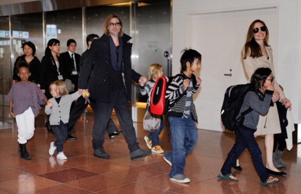 Accompanied by their six children, US movie star Brad Pitt and Angellina Jolie appear before photographers upon their arrival 