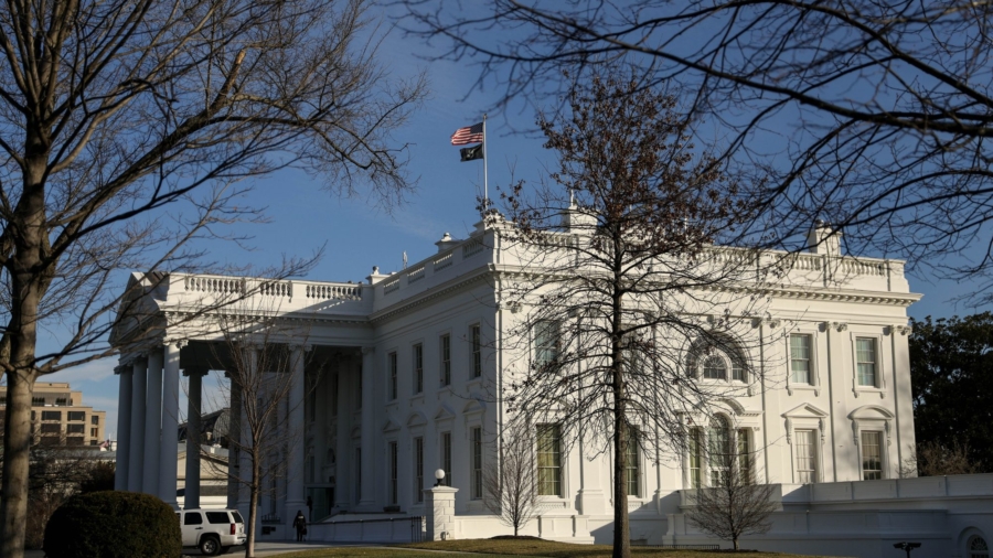 Man Carrying Knife Arrested Outside White House After Threat