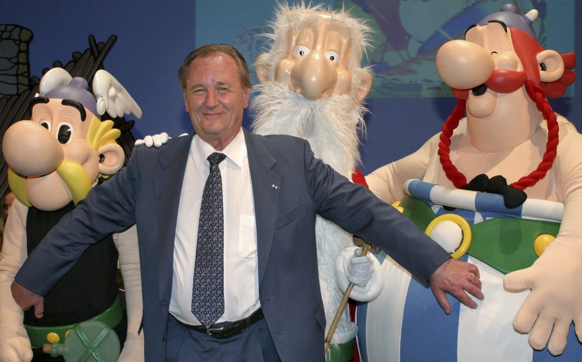 French illustrator Albert Uderzo poses with characters of his famous comics, Asterix, left, druid Miraculix, behind, and Obelix , right, during the awarding of the so called "Max & Moritz" award by the Erlangen Comic Salon2004 in Erlangen, southern Germany. (Frank Boxler/AP Photo)