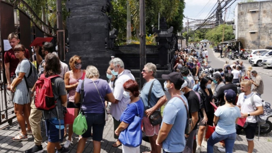 Tourists Stranded by CCP Virus Seek Visa Extensions