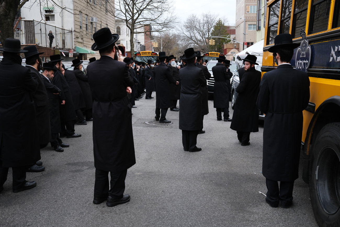 Hundreds of members of the Orthodox Jewish community attend the funeral for a rabbi who died from COVID-19 in the Borough Park neighborhood in New York on April 5, 2020. (Spencer Platt/Getty Images)