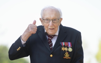 War Veteran’s Garden Walk Raises More Than $18 Million for UK Health Service