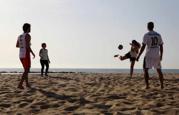 People play as they enjoy the sunny weather on the Barceloneta beach amidst the easing of restrictions implemented to curb the spread of the CCP virus (COVID-19), in Barcelona, Spain on May 8, 2020. (Nacho Doce/Reuters)