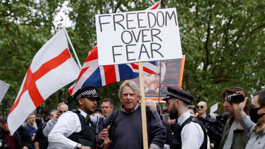 British Police Arrest 19 at London Protest Against Social Distancing