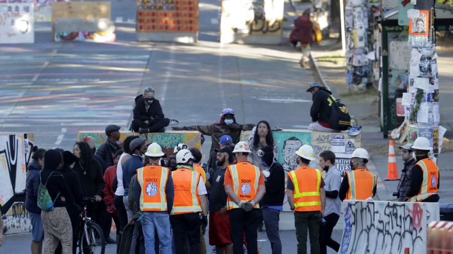 Protesters Block Seattle Workers From Dismantling Autonomous Zone