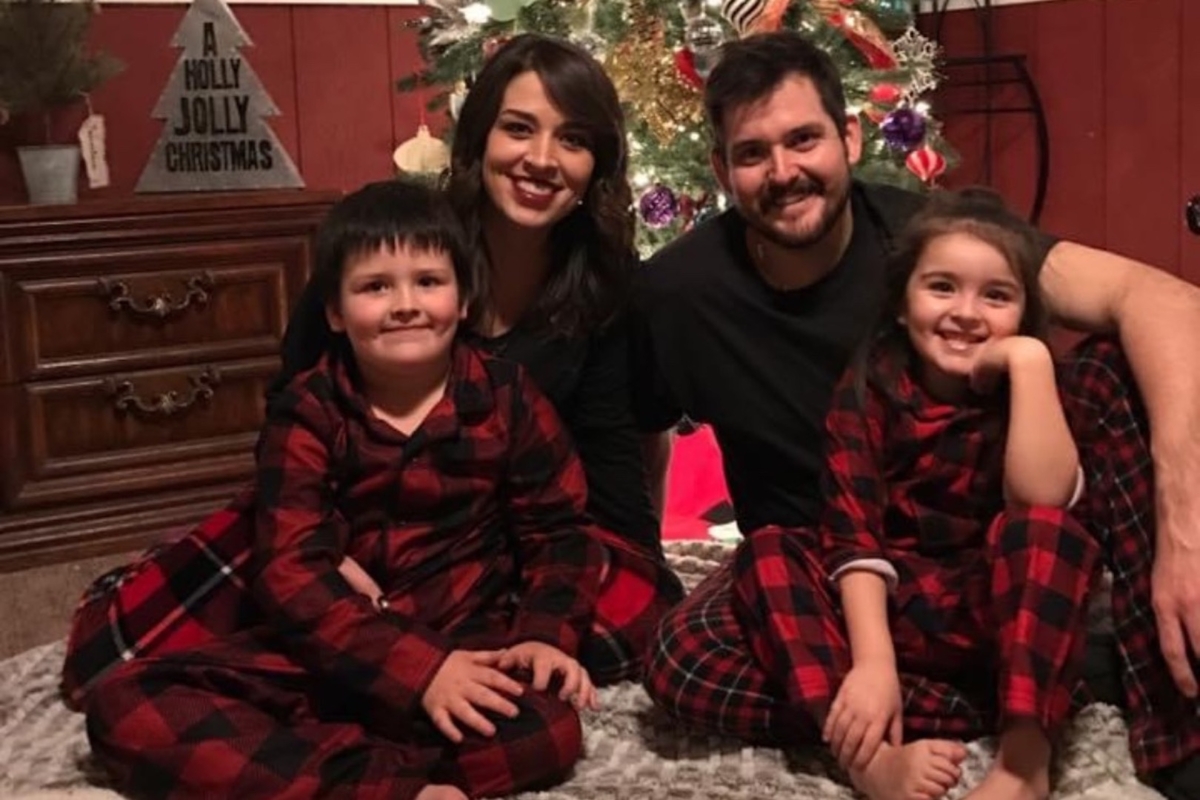 The Harkins family pose for a picture with 7-year-old Kyndi Beth (R). (GoFundMe)