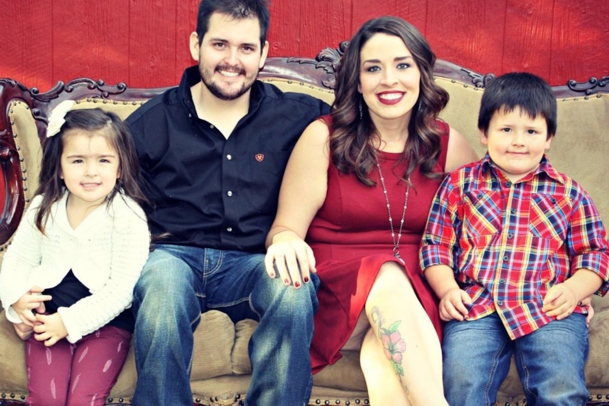 The Harkins family pose for a picture with 7-year-old Kyndi Beth (L). (GoFundMe)
