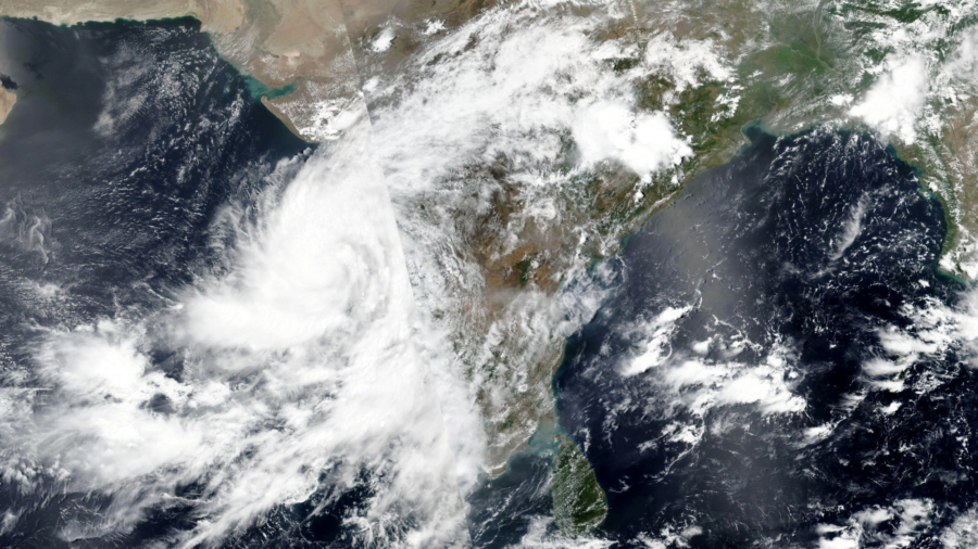 Cyclone Lashes India’s Business Capital, 100,000 Evacuated