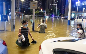 Fake Flood Victim Meets Xi; No More Paper Money in China?; 3000 Partied in Epicenter Wuhan