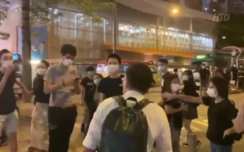 Pro-Beijing Supporter Attacks Epoch Times Staffer With a Knife in Hong Kong: Video