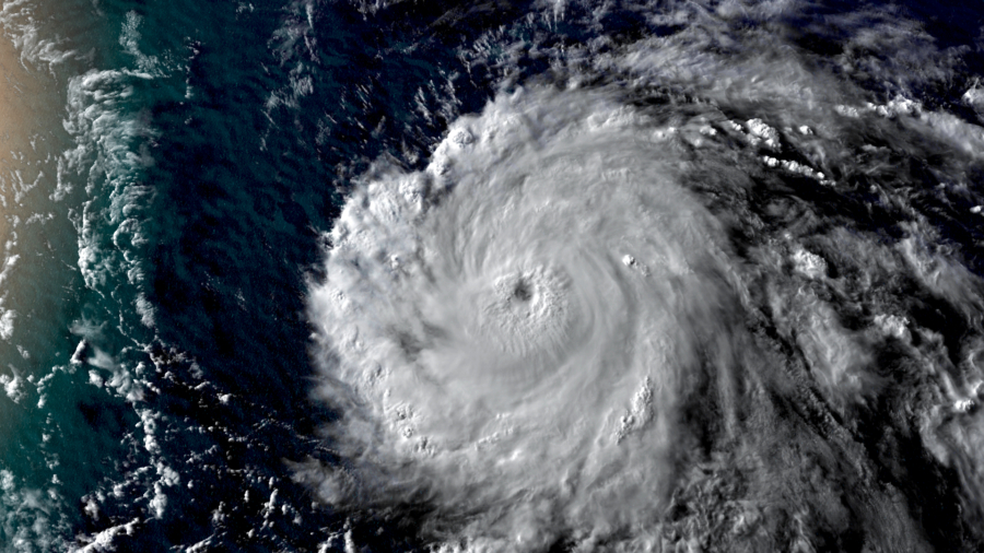 Hurricane Douglas Rapidly Intensifies Into a Major Hurricane as It Moves Toward Hawaii