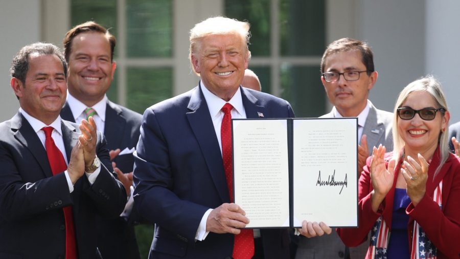 Trump Signs Executive Order on Hispanic Prosperity Initiative