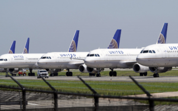 Judge Orders United Airlines Not to Put Workers Seeking Vaccine Mandate Exception on Leave