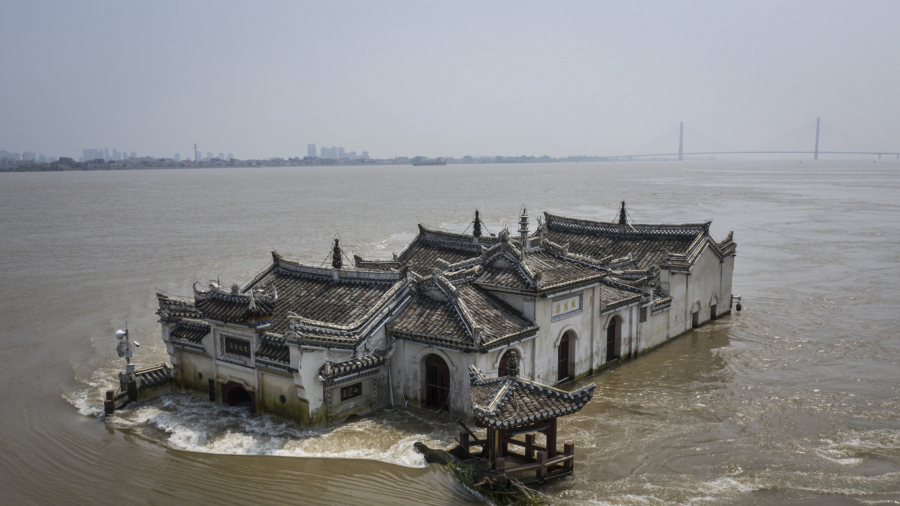 China Opens Dam Floodgates, 200,000 People Affected