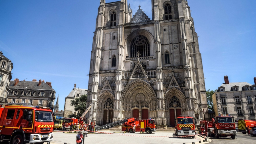Summertime In Paris Without Americans