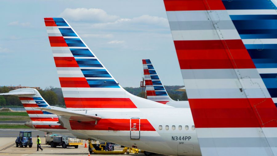 Defying Texas Governor, Southwest, American Airlines Stand by Biden’s Vaccine Mandate
