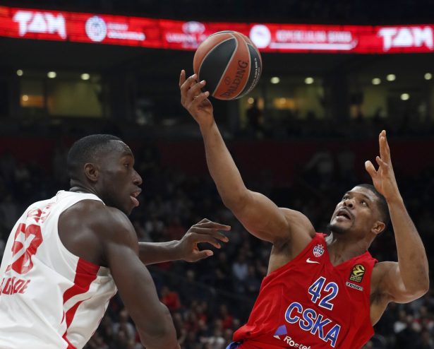 CSKA Moscow's Kyle Hines, right, tries to score as Red Star's Michael Ojo block him during their Euroleague basketball match in Belgrade, Serbia, on Feb. 21, 2020.<br/>(Darko Vojinovic/AP Photo)