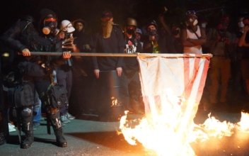 Rioters in Portland Return to Federal Courthouse to Set Fires, Launch Fireworks