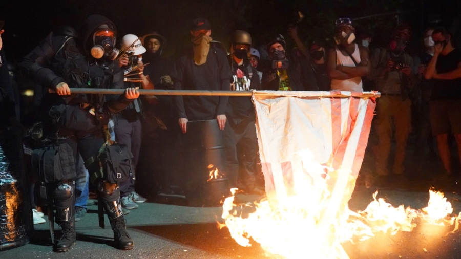 Rioters in Portland Return to Federal Courthouse to Set Fires, Launch Fireworks