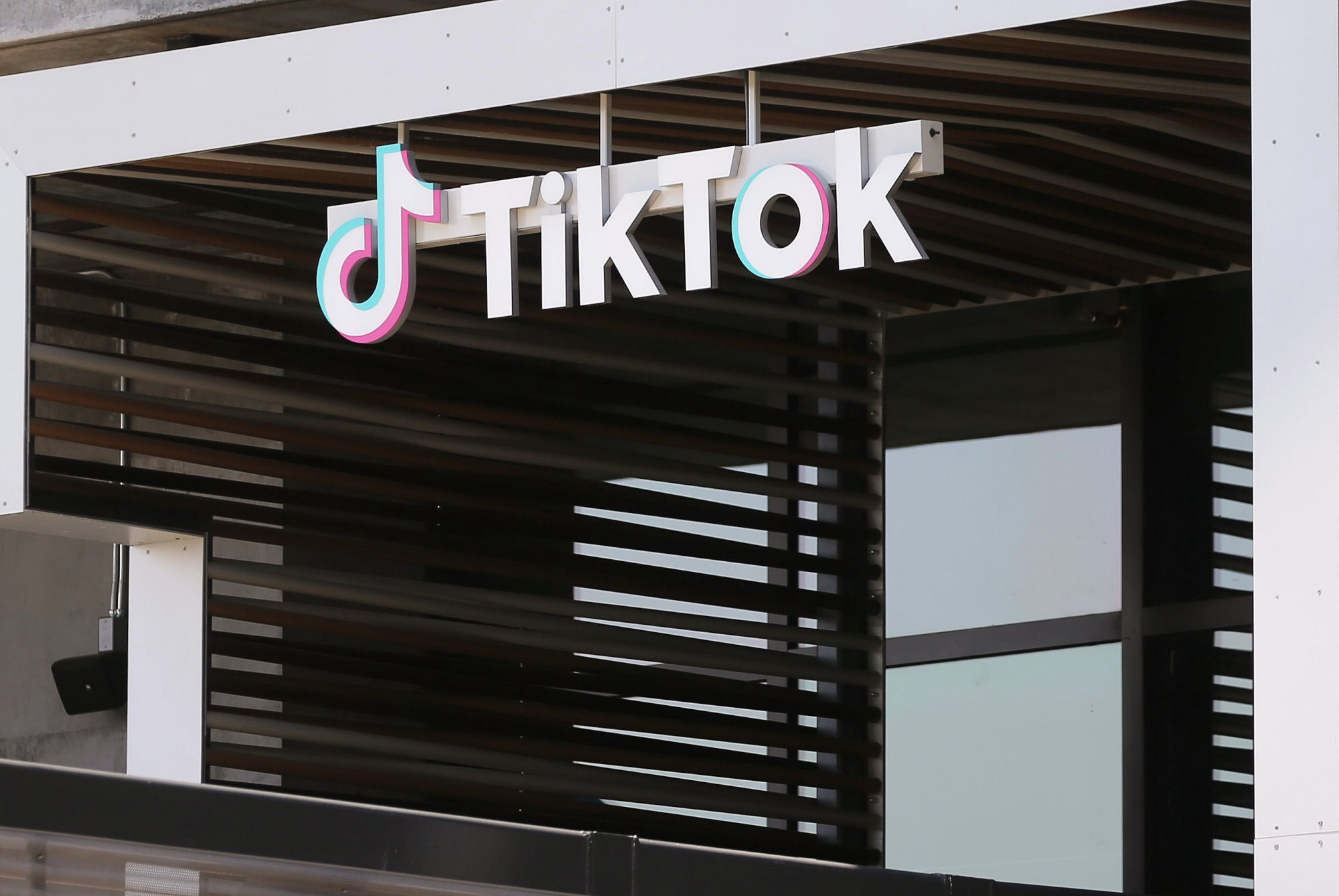 Trump Approves ‘In Concept’ Oracle, Walmart Deal With Bytedance for TikTok